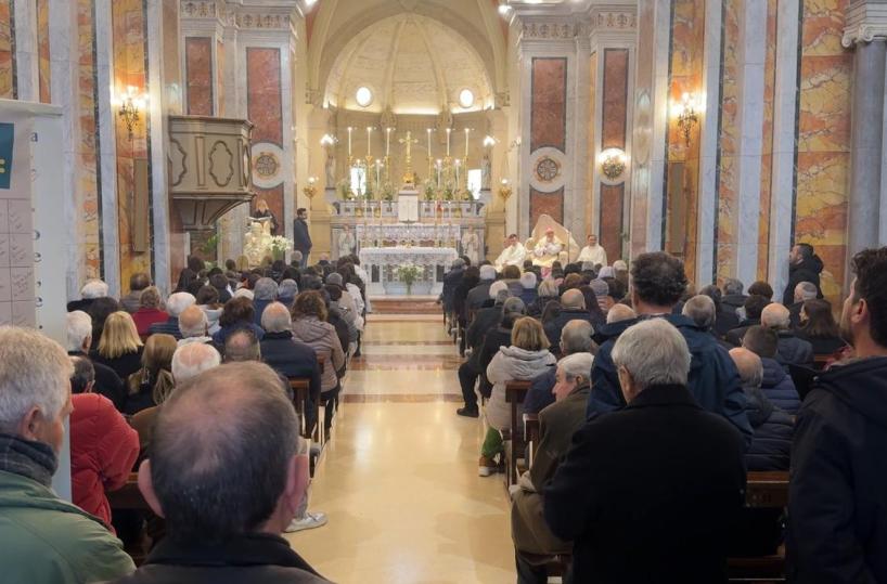 Specchia: dopo la lite tra il parroco e la sindaca, il vescovo celebra messa di riappacificazione