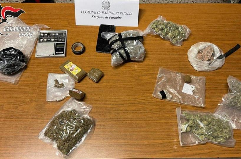 Spaccia eroina, marijuana e hashish in casa: arrestato 36enne a Parabita