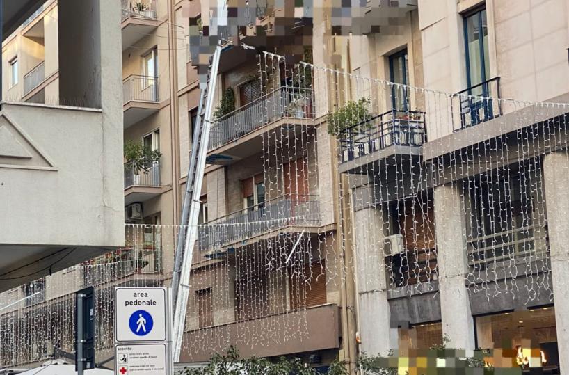 Bari, dopo il trasloco in via Argiro abbandonano materassi e altri rifiuti a Carbonara: 3 denunce 