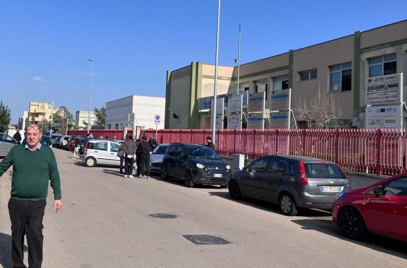 Maglie, spinge l'auto in discesa ma ha un malore: il mezzo impatta contro il cancello di una scuola