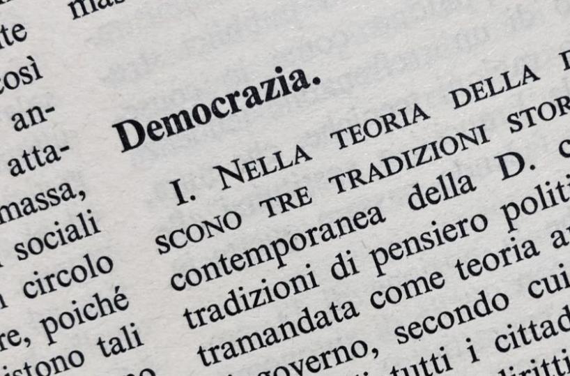Quando il qualunquismo rischia di divenire la narcosi della democrazia