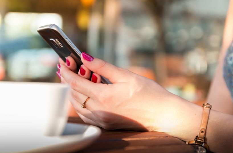 Manduria, lo smartphone prende fuoco ed esplode: 27enne ustionata