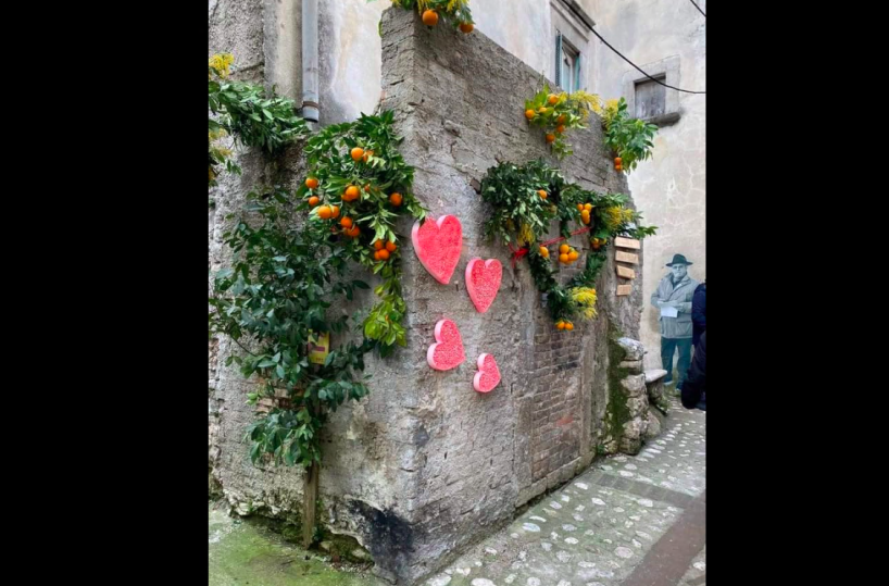 Il significato dell&rsquo;amore oltre i cuoricini sui social