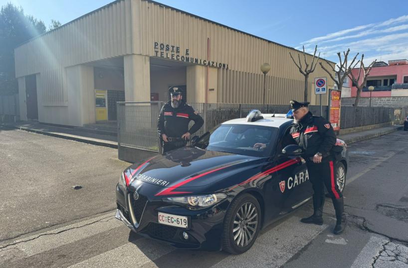 Tentano di rapinare ufficio postale a Monteroni, prendono a calci e pugni il direttore e scappano