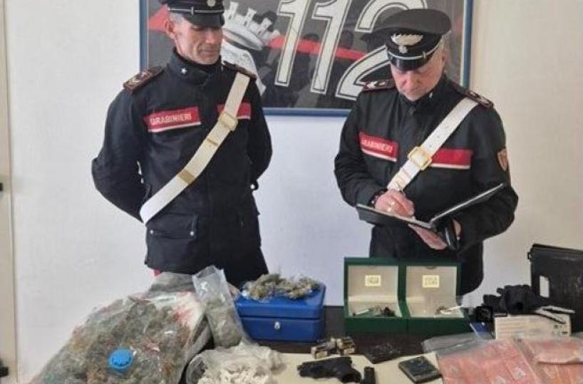Forzano il posto di blocco, padre e figlio arrestati a Bari