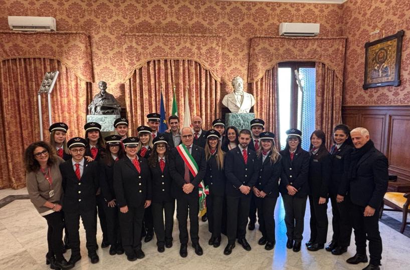 Bari, Trenitalia assume nuovi capotreno e operatori di assistenza e vendita, tutti pugliesi: il giuramento in Comune 