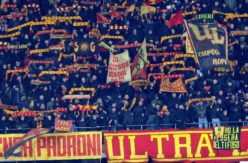 Bombe carta contro gli agenti dopo il match Lecce-Inter: daspo per 8 ultras neroazzurri