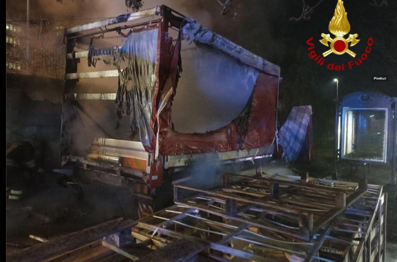Lecce, dato alle fiamme il furgone del fruttivendolo del «Fazzi»: senzatetto salvato in extremis