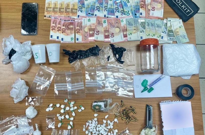 Taranto, spacciava droga a casa e la passava ai clienti attraverso una grata di ferro: arrestato 25enne
