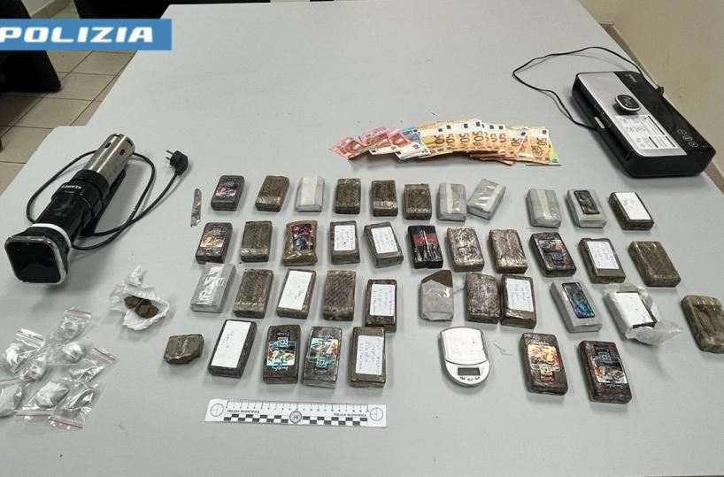 Taranto, blitz antidroga alla Salinella: arrestato 22enne con 4 kg di hashish