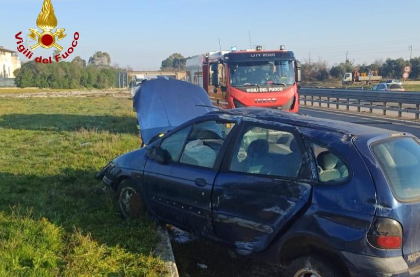 Rutigliano, auto sbanda sulla ss100: conducente in ospedale