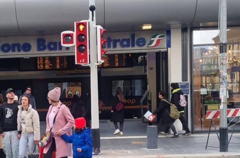 Bari, su via Capruzzi installati i nuovi semafori pedonali intelligenti