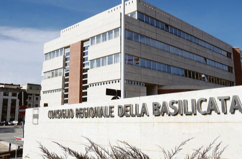 Basilicata, l'appello: «I consiglieri regionali si aumentano lo stipendio di 2mila euro e i pensionati vivono con 500 euro al mese»