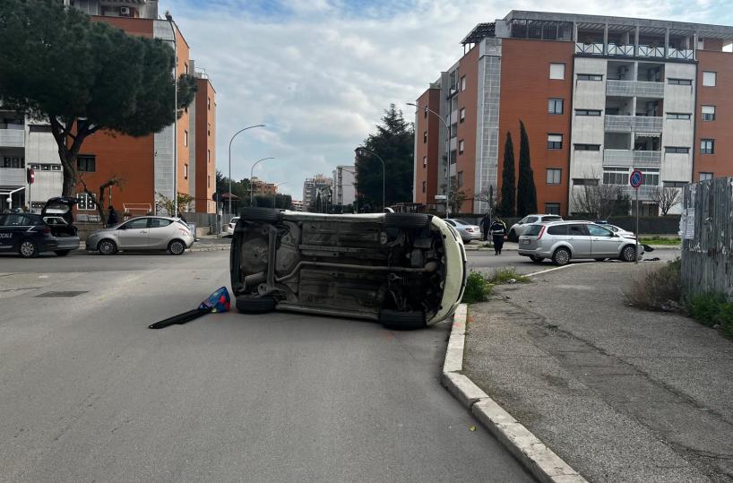 Foggia, scontro tra due auto: una si ribalta. Ferite 3 donne