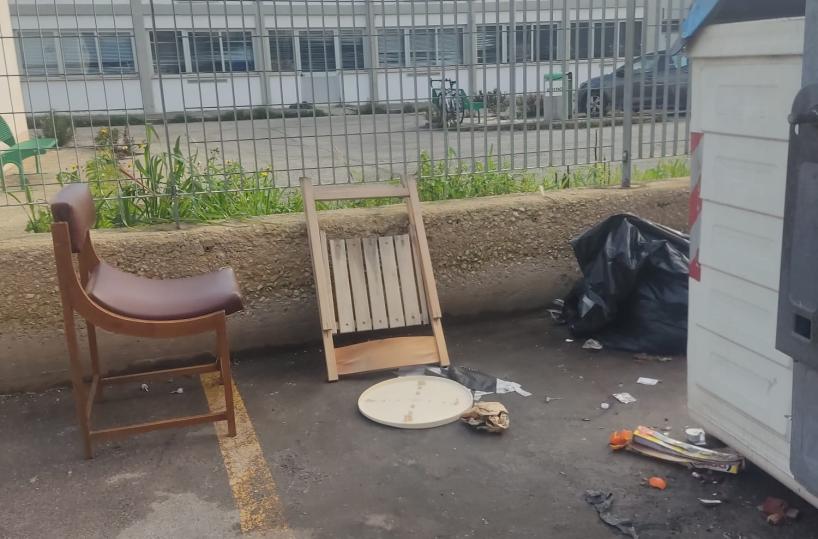 Abbandono di rifiuti a Bari, agenti in borghese sorprendono 7 persone all'alba 