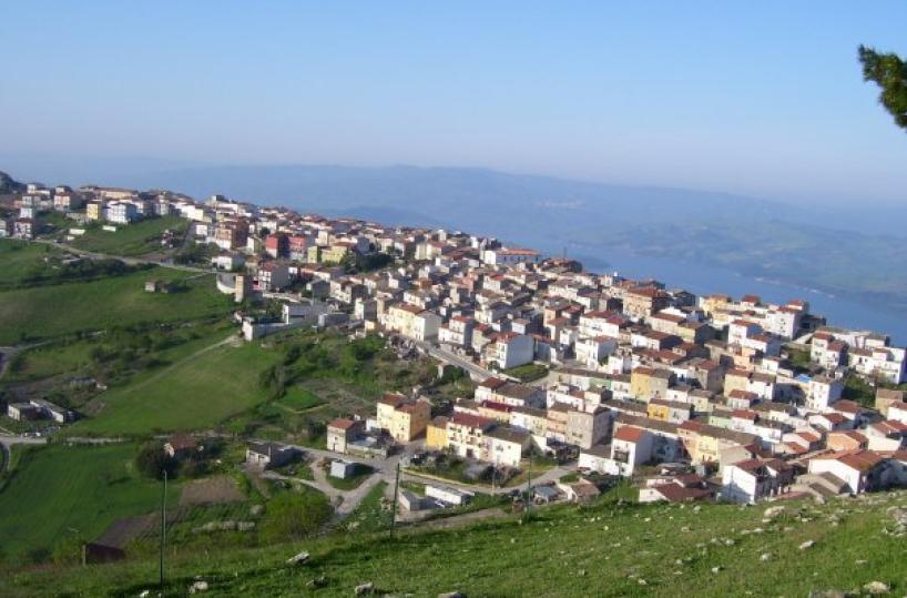 Carlantino, uffici scolastici spostati a 40 minuti di macchina, sindaco propone referendum: «Ci accorpiamo al Molise»