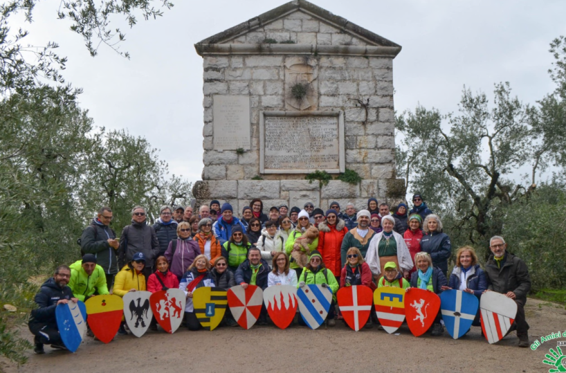 Costumi d’epoca e danze medioevali: le gesta dei 13 cavalieri in un percorso nell’agro tra Andria e Trani
