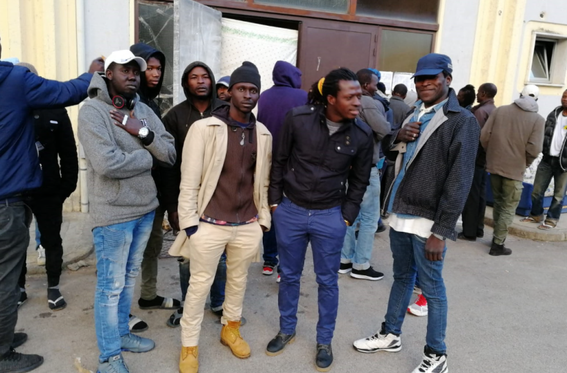 Brindisi, i migranti contro il trasferimento a Restinco : «Il Comune faccia subito dietrofront»
