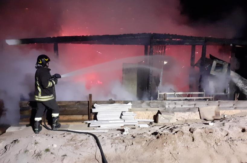 Marina di Pulsano, incendio distrugge chiosco spiaggia a Baia Serrone