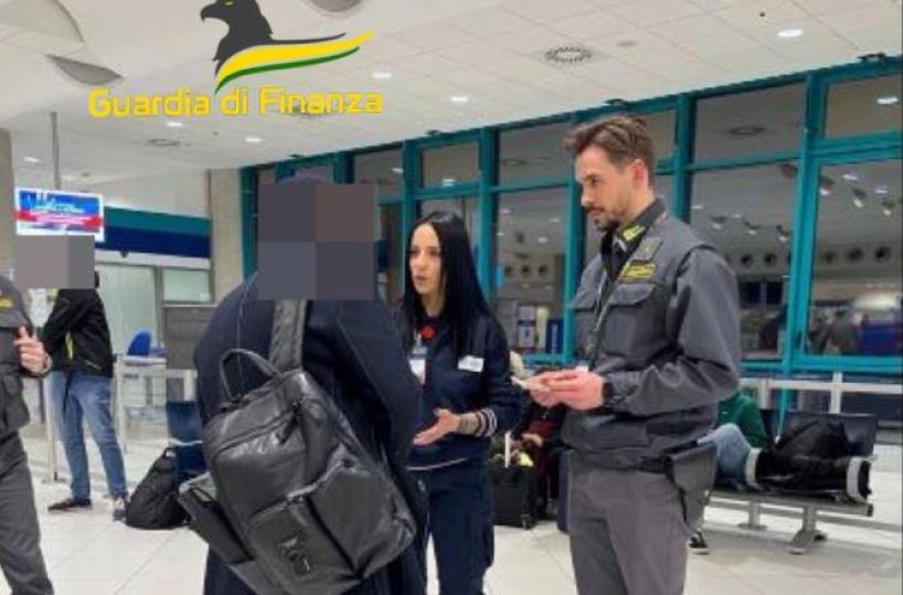 Bari, in aeroporto sequestrati 6 cagnolini con microchip e passaporti falsi: si sospetta traffico illecito