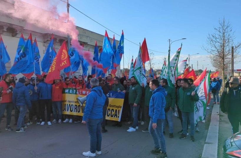 Grottaglie, lavoratori in corteo e sciopero allo stabilimento Leonardo