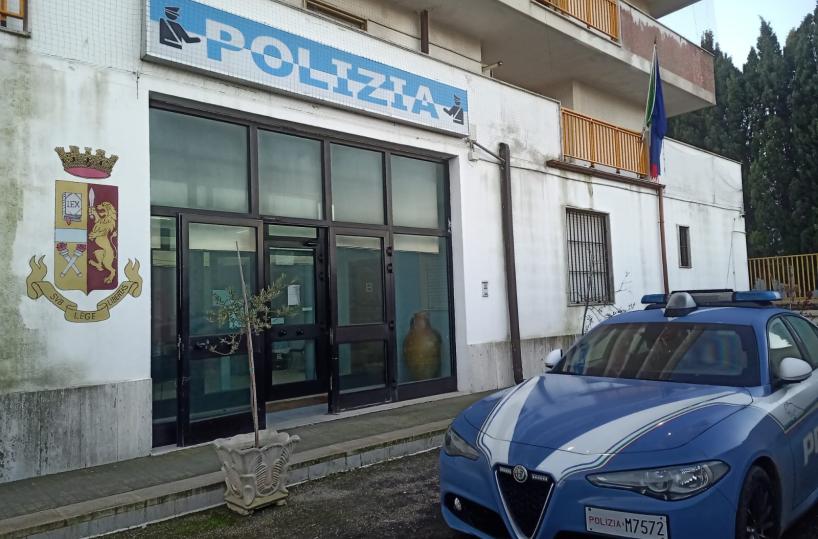 Mesagne, incendia pneumatici davanti a una sala scommesse per futili motivi: denunciato 39enne