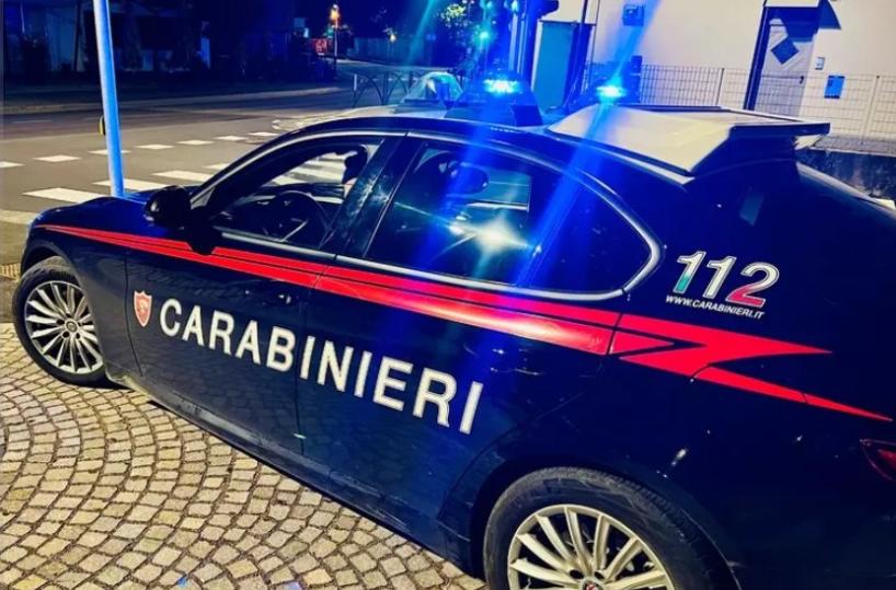 Ruffano, fa un apprezzamento di troppo a una ragazza e scatta la maxirissa: 20 giovani coinvolti, sangue a terra