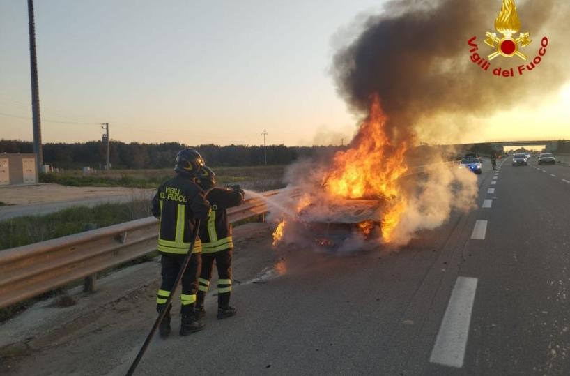 Brindisi, Bmw prende fuoco mentre è in marcia: illeso l'automobilista