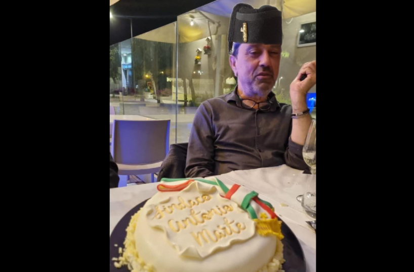 Bufera a Minervino di Lecce, consigliere Caroppo pubblica foto del sindaco Marte con copricapo fascista. L'amministrazione: «Insulto alla dignità»