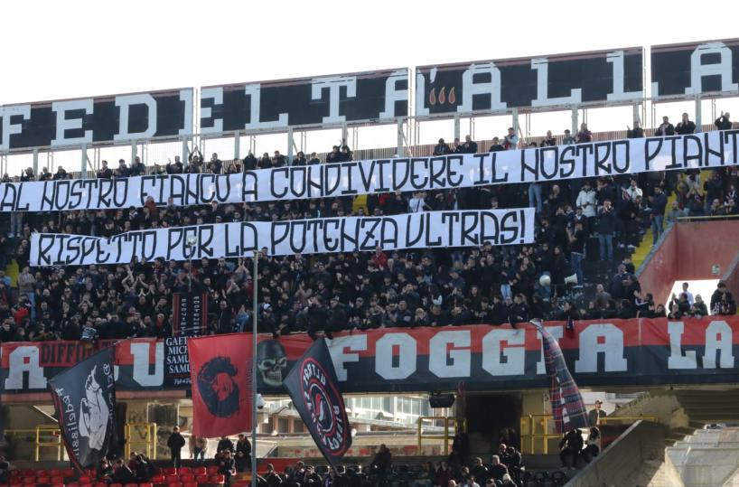 Tifosi Foggia morti in incidente in Basilicata, allo stadio Zaccheria lo striscione «Grazie Potenza»