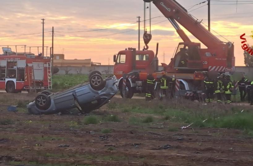 Tragedia a Brindisi, auto esce fuori strada e si ribalta: muore giovane papà, illeso il figlioletto che viaggiava con lui