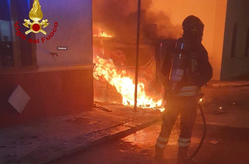 Gallipoli, furgone a nove posti distrutto dalle fiamme in via Brindisi: incendio danneggia altre due auto