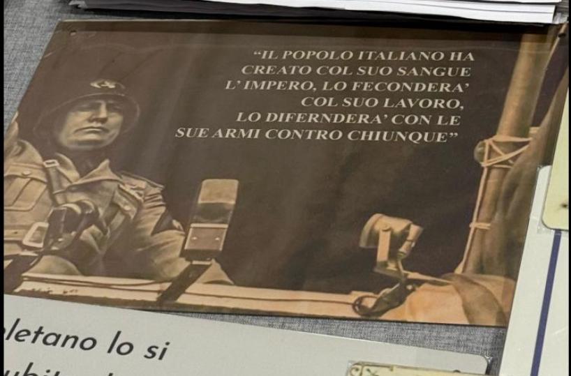 Bari, al mercatino vintage di Japigia appaiono le targhe con Benito Mussolini