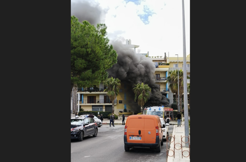 Ruvo, divampano le fiamme da un garage: per il fumo denso evacuato l'Istituto Comprensivo "Cotugno"