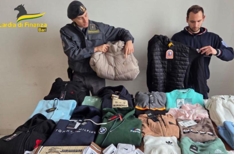 Capi d'abbigliamento contraffatti in un container arrivato dalla Turchia: a Bari sequestrati 30mila pezzi