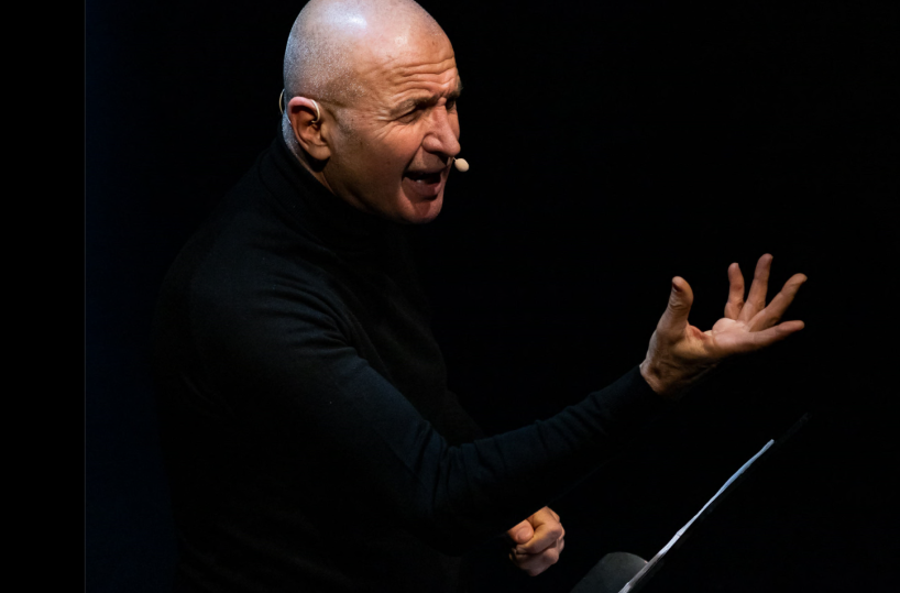 Teatro Orfeo di Taranto, il giornalista Domenico Iannacone porta in scena gli ultimi