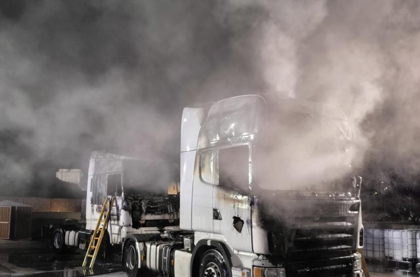 Bari, in un parcheggio prendono fuoco due motrici di due camion