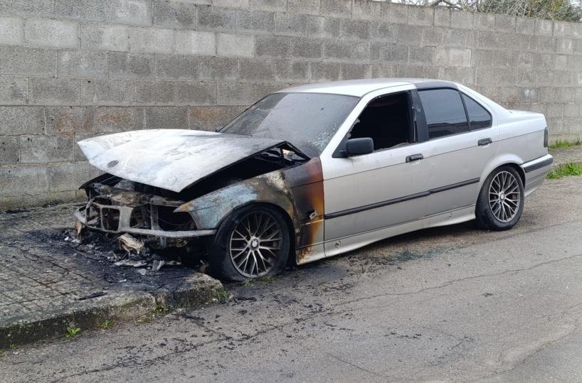 Presicce-Acquarica, auto prende fuoco nella notte in via Aldo Moro: ignote le cause