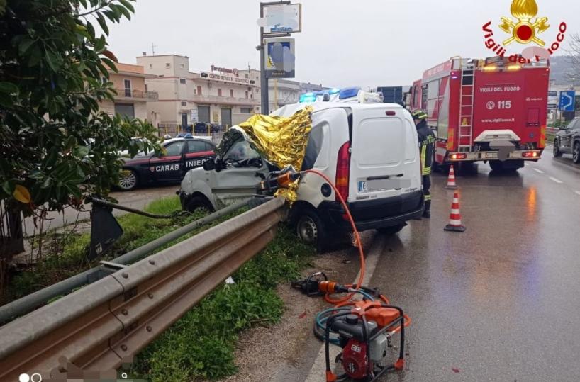 Fasano, furgoncino si schianta contro il guardrail lungo la statale: morto il conducente