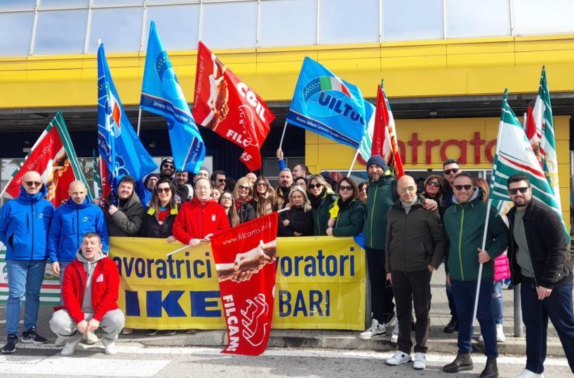 Bari, i lavoratori Ikea in sciopero: «Feste obbligatorie e niente maggiorazioni per i neo assunti»