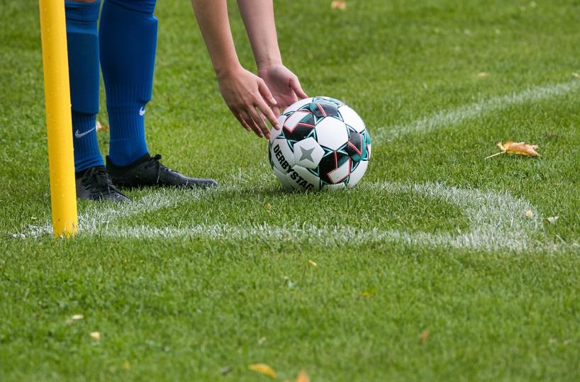 Parabita, offese razziste a un giocatore di calcio: squadra abbandona il campo durante la partita per protesta
