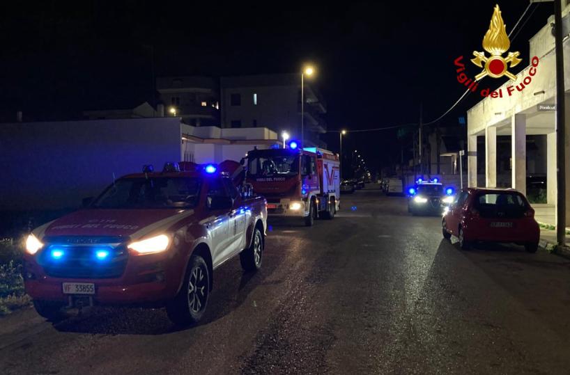 Surbo, balcone va a fuoco: il cane rimasto intrappolato in casa salvato dai pompieri