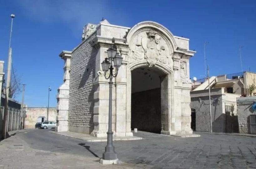 Barletta, tentano di investire un gruppo di giovani fuori da un locale: scatta la rissa, 6 feriti