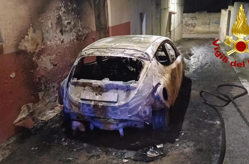 Brucia auto di una donna a Matino, nei giorni scorsi incendiata quella del compagno: le telecamere inquadrano un uomo