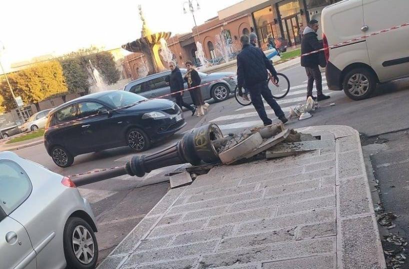 Barletta, betoniera urta un lampione e lo fa cadere: tragedia sfiorata vicino la stazione