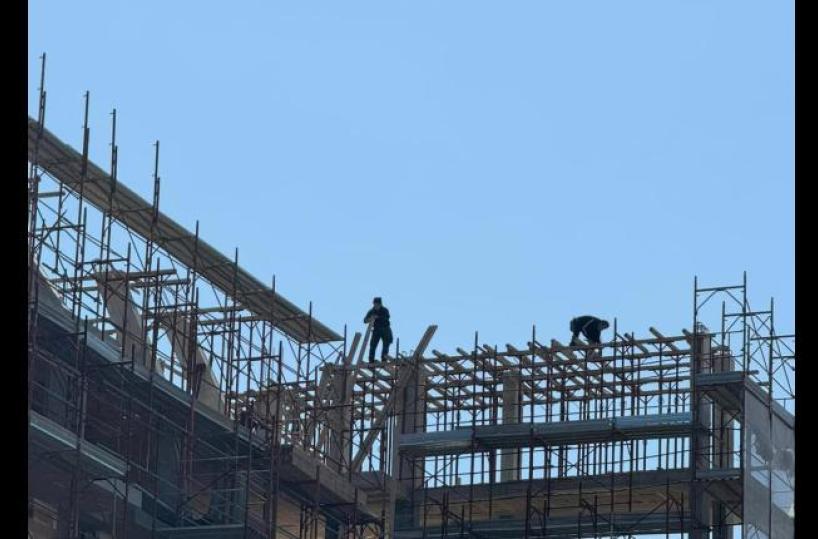 Bari, operai in cima a un impalcatura senza caschi in zona Fiera
