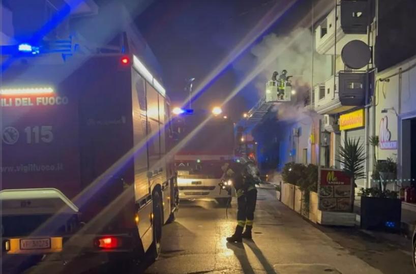 San Vito dei Normanni, danno fuoco all'ingresso di un negozio: salvato il proprietario