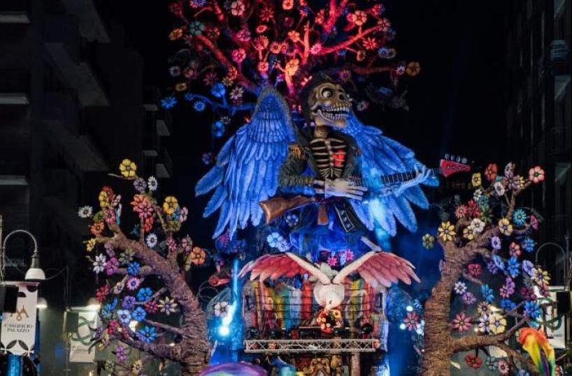 Carnevale di Putignano, «Fiori nei cannoni» è il carro allegorico vincitore
