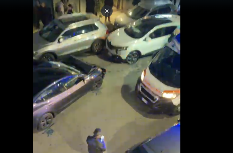 Ostuni, una Tesla «impazzita» e si scatena il panico: 5 auto tamponate, un conducente ferito
