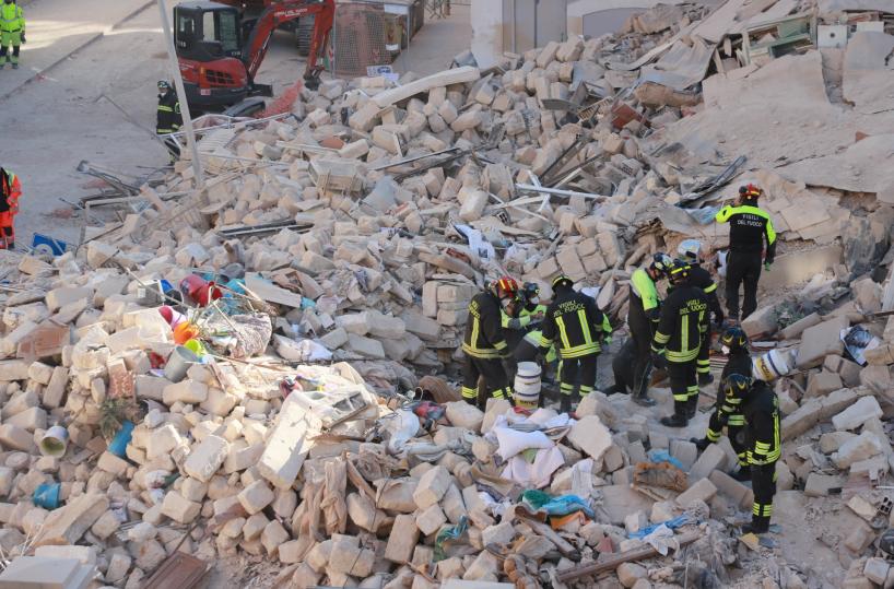 Bari, dopo il crollo della palazzina rinviate tutte le attività istituzionali del Comune. Annullato anche l'incontro di Decaro con i tifosi